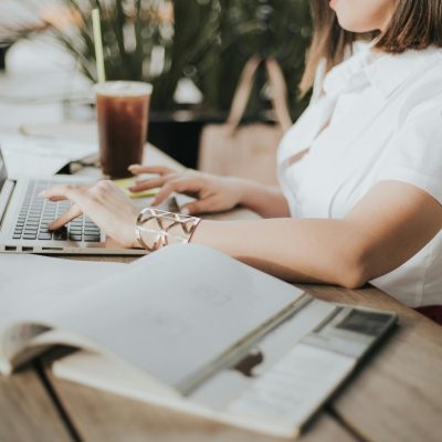 Con alta demanda emocional o laboral.
